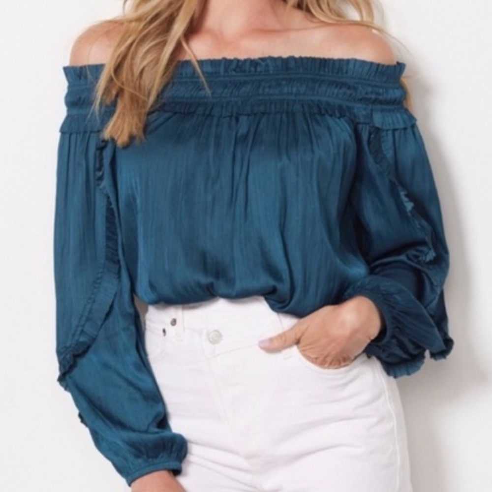 EVEREVE ‘Amari’ Satin Off-Shoulder Top - XS
